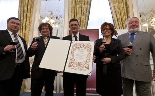 Két szekszárdi, egy tokaji és egy kiskunsági borászt utasított maga mögé Vida Péter az Év Bortermelőjének járó címért folyó küzdelemben. Két szekszárdi, egy tokaji és egy kiskunsági borászt utasított maga mögé Vida Péter az Év Bortermelőjének járó címért folyó küzdelemben.