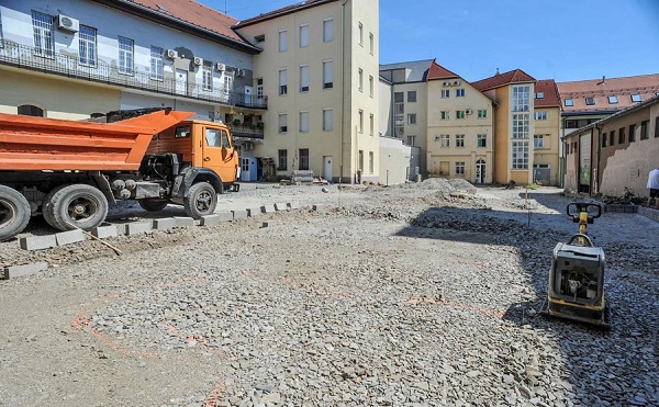 Fedett buszmegállók és parkolóhelyek létesülnek Szekszárdon - forrás: kadarka.net