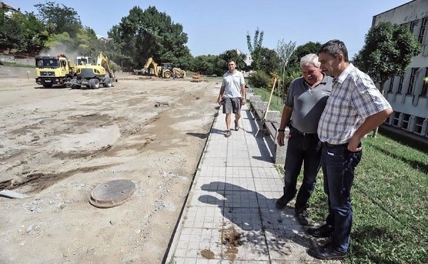 Műfüves labdarúgó pálya a szekszárdi általános iskolásoknak - forrás: kadarka.net