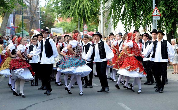 Hatvanöt program, több száz fellépő a Szekszárdi Szüreti Napokon