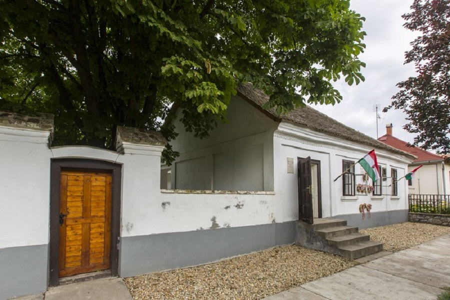 Az emlékház
