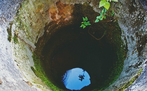 Beragadt a kútba egy férfi Tolnában